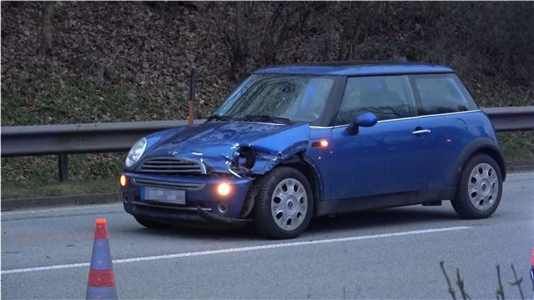 Der Mini war mit dem Mercedes zusammengestoßen.