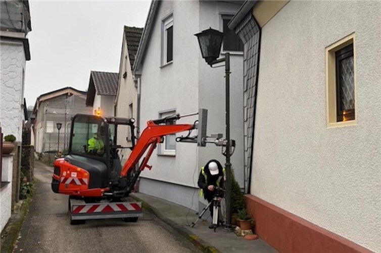 Der Minibagger prüft die Standfestigkeit des Materials des Masts und gibt zugleich Aufschluss über die Beschaffenheit des Fundaments.Foto: Marcel Schudt / SWN