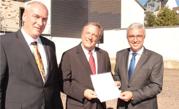 Der Minister bringt einen Bewilligungsbescheid über 1 Mio. Euro mit.