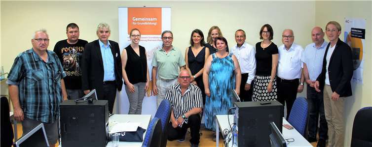 Der Minister für Wissenschaft, Weiterbildung und Kultur Prof. Dr. Konrad Wolf (5.v.r.) beim Besuch im Lerncafè in Andernach. Foto: GS