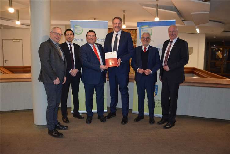 Der Ministerpräsident hatte einen positiv beschiedenen Förderantrag für die Breitbandversorgung dabei.  Foto: Kreisverwaltung/ Saskia Daubach-Metz