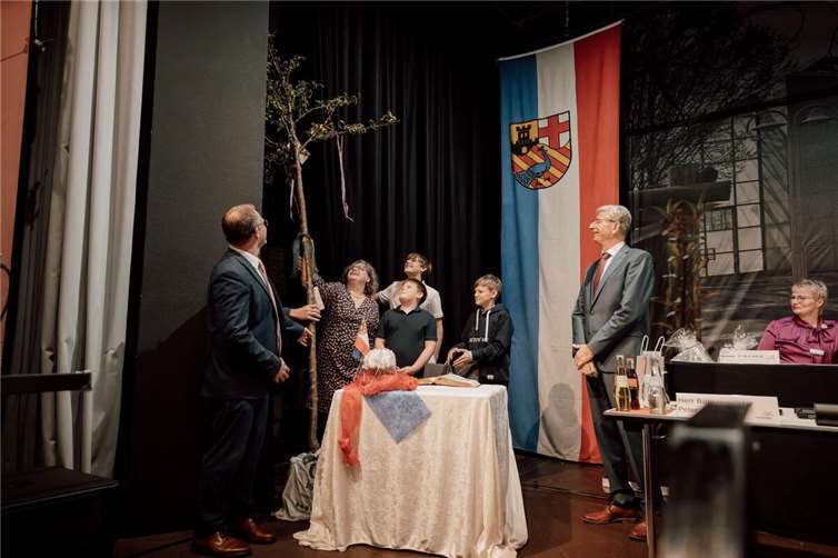 Neuwied: Feierliche Amtseinführung von OB Jan Einig Der Mirabellen-Baum war ein Geschenk von Peter Jung und Ralf Seemann - symbolisch dafür, dass Einig etwas sät und wachsen lässt. Foto: Zimpfer Photography / Jesaja Klaaßen