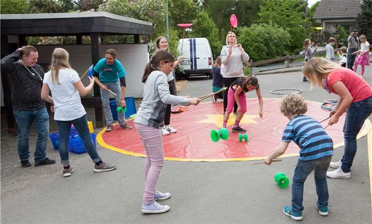 Der Mitmachzirkus war eine der Hauptattraktionen beim 11. Straßenfest der Burgstraße in Hilberath.