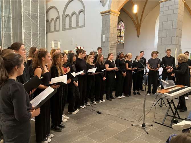 Der Mittel- und Oberstufenchor des Görres-Gymnasiums unter der Leitung von Caroline Arndt und Daniela Fischer und der Solistin Antonia Peetz überraschte nicht nur durch die große Anzahl der jungen Sängerinnen und Sänger, sondern auch durch das Potential, das in ihnen steckt. Foto: Peter Balmes