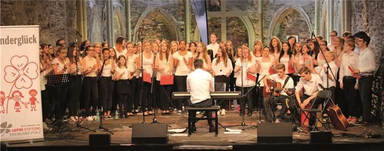 Der Mittel- und Oberstufenchor des Kurfürst-Salentin-Gymnasiums Andernach begeisterte in der Abtei Rommersdorf.  Privat