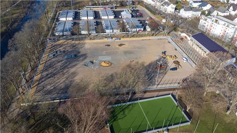 Flut: Stadt Bad Neuenahr-Ahrweiler treibt Wiederaufbau der Sportanlagen voran Der Mittelplatz des Apollinarisstadions. Foto: Lukas Holling