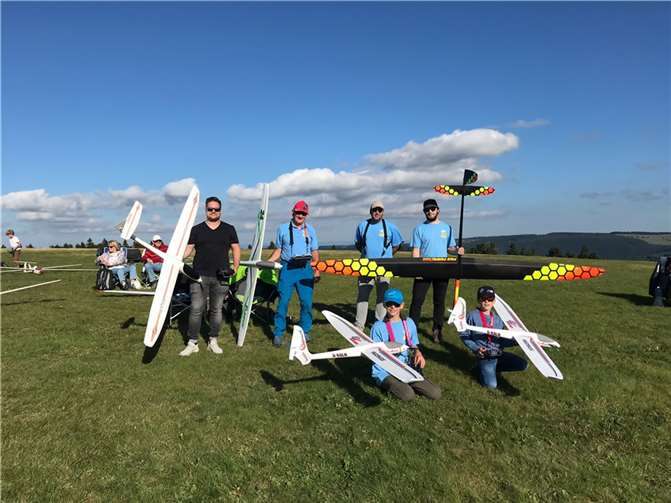 Der Modell- Flug- Club Montabaur- Heiligenroth besuchte am letzten September-Wochenende mit zehn Vereinsmitgliedern erneut den „Berg der Segel- und Modellflieger“, die Wasserkuppe in der Rhön.Foto: privat