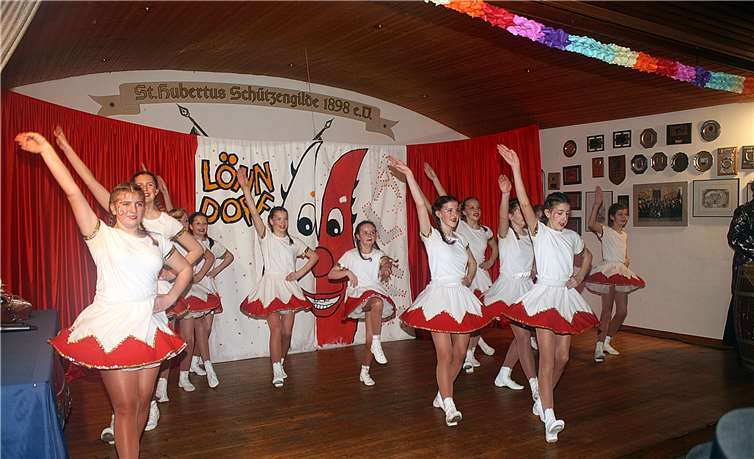 Der Möhnen-Nachwuchs überzeugte mit einem flotten Tanz. Fotos: RÜ