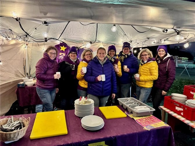 Der Möhnenclub Lieblich versorgte die Teilnehmenden wieder mit selbst gemachtem Debbekoche und Apfelmus, den viele freiwillige Möhnen im Vorfeld der Veranstaltung vorbereitet und dem Verein gespendet hatten. Foto: privat