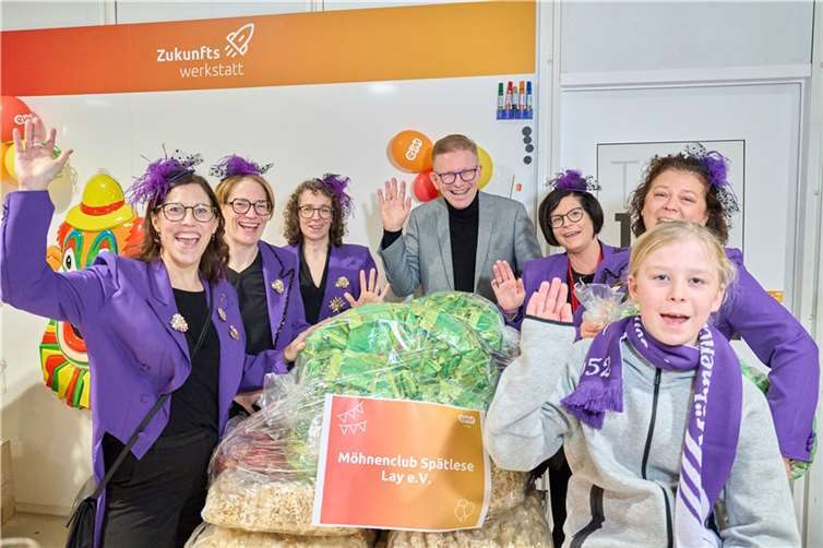 Der Möhnenclub Spätlese Lay e.V. belegte bei der evm-Palettenparty den sechsten Platz und freut sich über die Palette mit Wurfmaterial. Fotos: evm/Sascha Ditscher