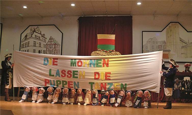 Der Möhnenelferrat bei ihrer Darbietung der Ambosspolka. privat