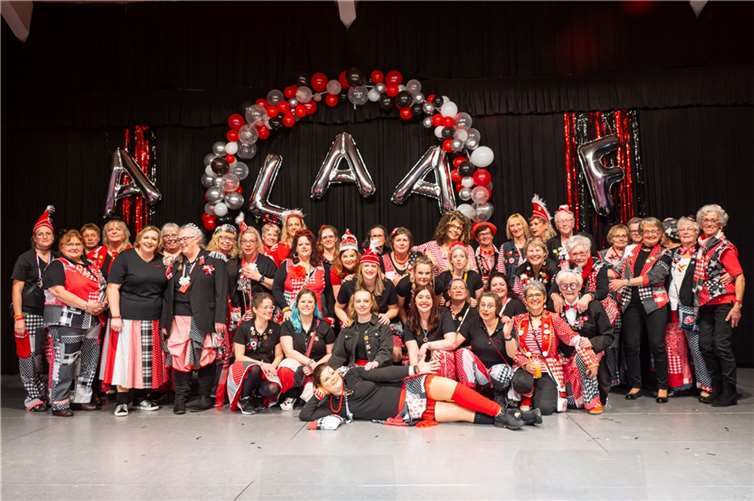 Der Möhnenverein „Conjäckelche“ hat an Weiberfastnacht seine erste große Möhnensitzung durchgeführt.  Fotos: Conjäckelche