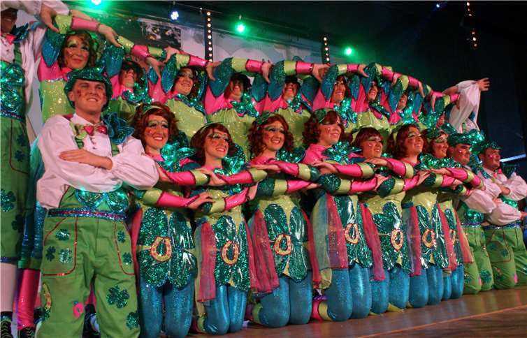 Der Möhnenverein „Fidele Mädcher“ aus Koblenz Wallersheim schickte mit den „Funny Girls und Boys“ eine tolle Showtanzgruppe auf die Bühne.