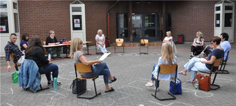 Der Möhnenverein „Fidele Mädcher“ hatten eine Vorstandssitzung unter Einhaltung aller Corona-Auflagen in freier Natur. Foto: privat