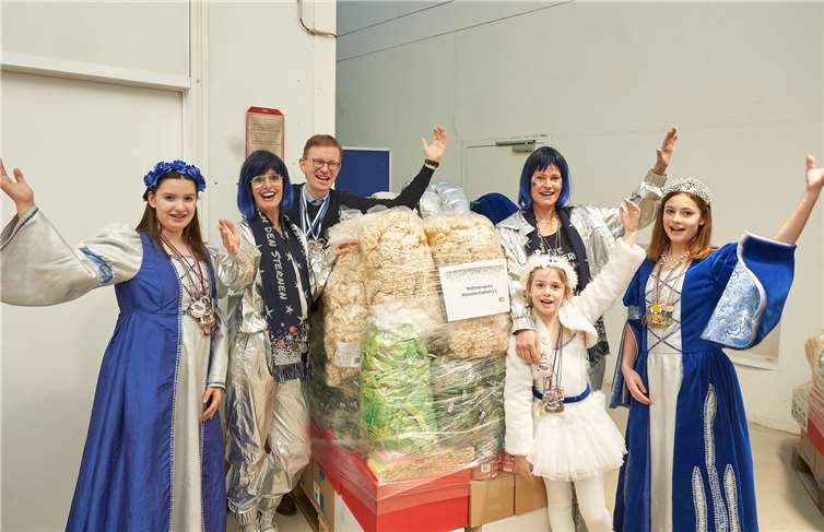 Der Möhnenverein aus Münstermaifeld war unter den 11 Gewinnern der evm-Palettenparty und freut sich nun über das Wurfmaterial.