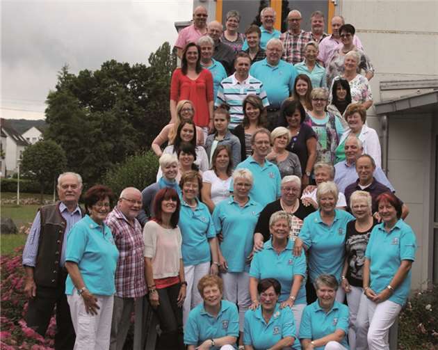 Der Möhnenvorstand der „Scheene Kenne“ inmitten ihrer zahlreichen Helferinnen und Helfer.privat