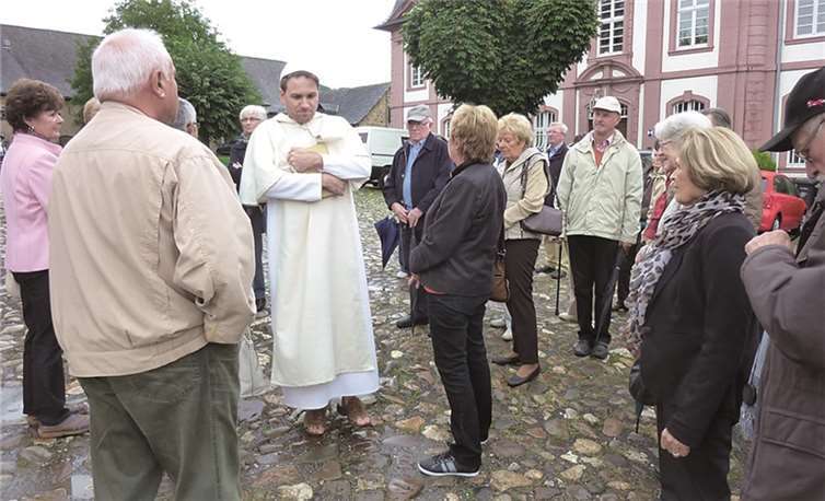 Der Mönch von Rommersdorf empfängt unsere Gruppe.  Privat