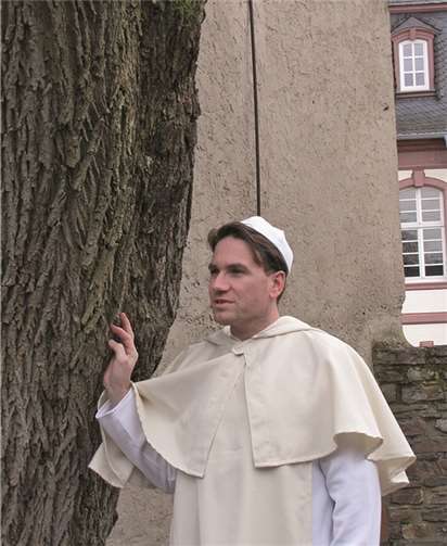 Der Mönch von Rommersdorf zieht wieder durch die wunderschöne Klosteranlage. Freie Bühne Neuwied