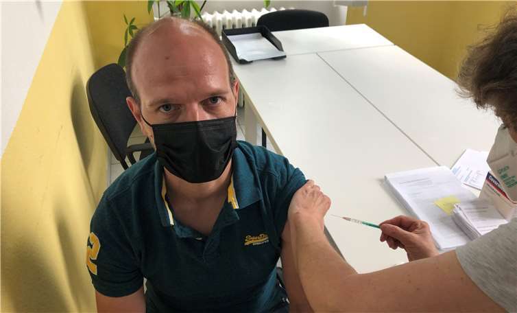 Der Moment auf den gewartet wurde: die erste Impfung ist geschafft.