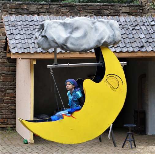 Der Mond geht über der Lichtung auf - und die Fee ist mit an Bord.