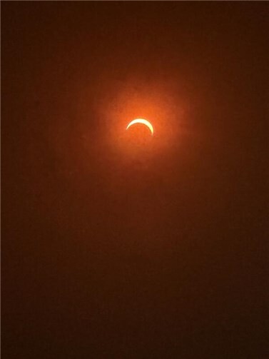 Der Mond schob sich am gestrigen Abend so vor die Sonne, das von dieser nur noch eine schmale Sichel übrig blieb.