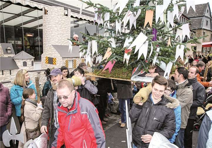 Der „Moosemann“ Luca Endris lugt aus seinem Versteck.