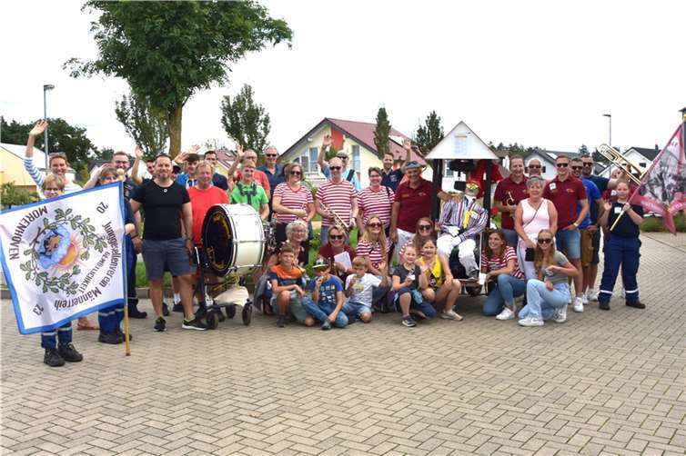 Der Morenhovener Ortsausschuss zog bei sonnigem Wetter für den guten Zweck durchs Dorf.  Foto: Alfred Eich