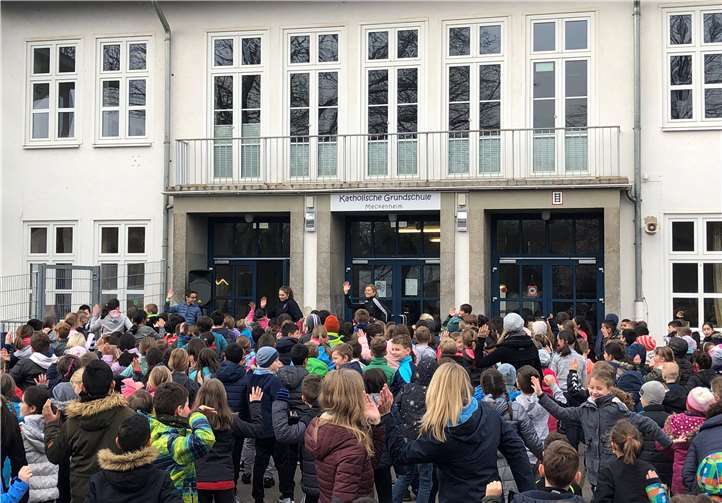 Der Morgen begann mit Frühsport auf dem Schulhof.