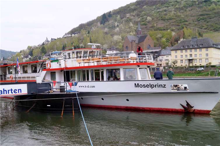 Der „Moselprinz“ fährt unter der Flagge der KD auf dem Fluss.