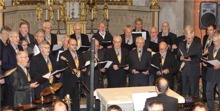 Der Moselschieferchor Klotten hatte zum traditionellen Adventskonzert in die Pfarrkirche St. Maximinus eingeladen..Fotos: TE