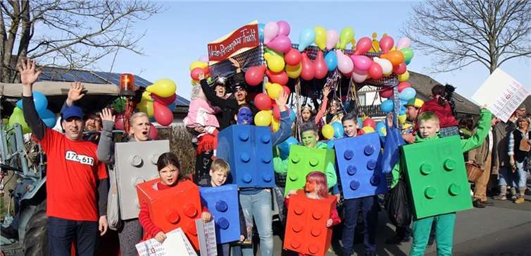 Der Motivwagen beim Früchter Umzug - der Prunkwagen des Kinderprinzenpaares Sofia und Georg. Vorne links im Bild: Organisator Wolfgang Hellmeister.Willi Willig