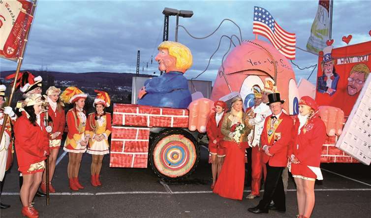 Der Motivwagen der CCKK nahm in diesem Jahr den Abhörskandal aufs Korn.privat