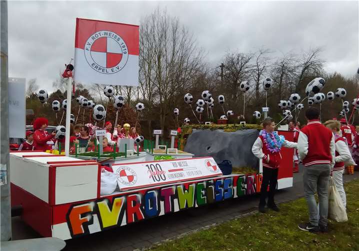 Der Motivwagen des FV Rot-Weiss Erpel 1919 e.V.