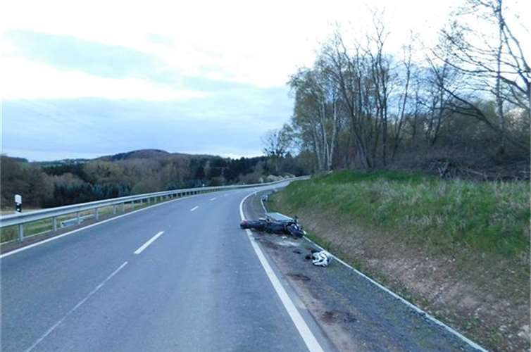 Der Motorradfahrer kollidierte mit einem freilaufenden Hund.