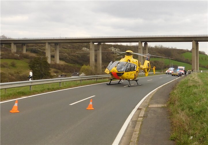 Der Motorradfahrer wurde mittels Rettungshubschrauber in ein Krankenhaus geflogen. Foto: Polizei