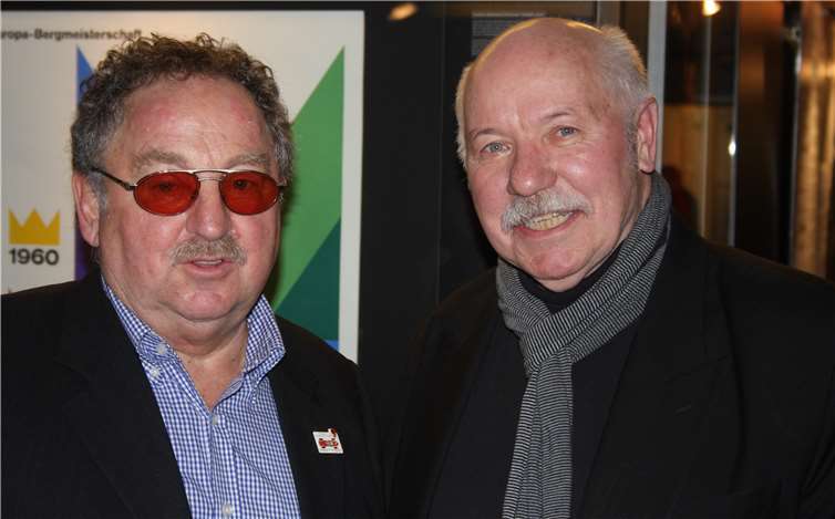 Der Motorsportfan Klaus Ridder (r.) und der ehemalige Rennfahrerstar Kurt Ahrens treffen sich immer mal wieder zu ‚Benzingesprächen‘ Foto: Geschi Ridder