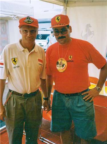 Der Motorsportfan Sigi Freisberg hat es immer wieder geschafft, sich mit Rennfahrerstars fotografieren zu lassen, hier mit Formel 1-Weltmeister Niki Lauda (l.).  Archiv Freisberg