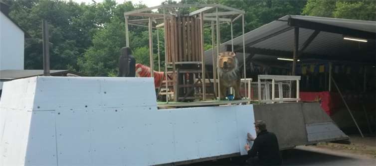 Der Motto-Wagen nimmt gestalt an. privat