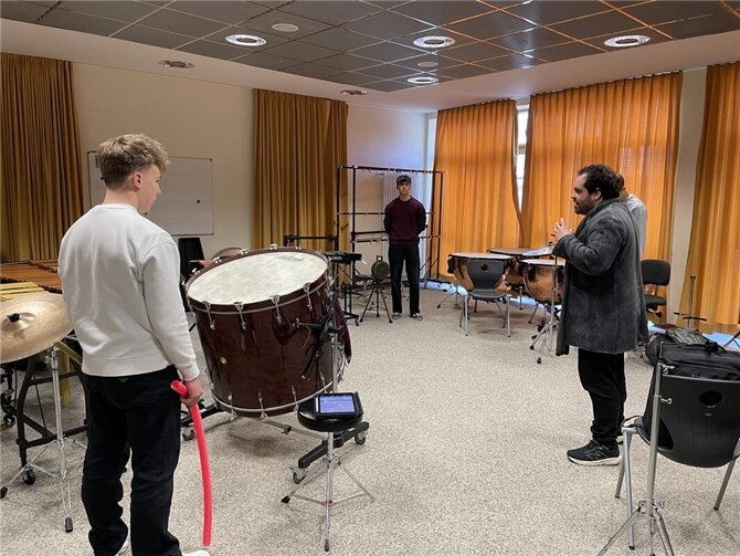 Der Msuiker nahm sich viel Zeit für die Schüler.