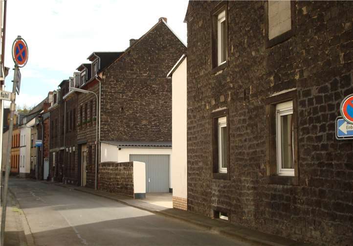 Der Mühlenweg im Wandel: vor dem Ausbau und unten nach dem barrierefreien Ausbau bzw. kurz vor der Fertigstellung. Fotos: Stadt Mayen