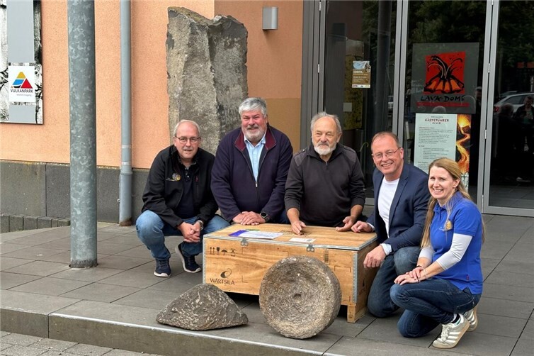 Der Mühlstein und der „Napoleonshut“ sind zur Freude aller Beteiligten zurück in Mendig (von links): Frank Neideck, Achim Grün, Stadtbürgermeister Mendig, Karl-Heinz Seelig, Jörg Lempertz, Bürgermeister VG Mendig, und Svenja Schulze-Entrup. Im Lava-Dome werden die Steine zukünftig ihren Platz finden.