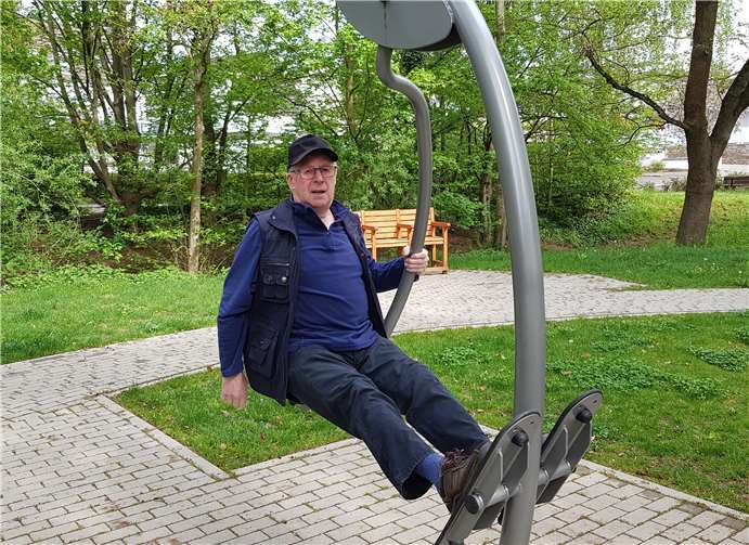 „Jeder Schritt hält fit“ Der Mülheim-Kärlicher Georg Koch nutzt regelmäßig die öffentlich zugänglichen Fitnessgeräte, bevor er seine morgendliche Walking-Runde beginnt.