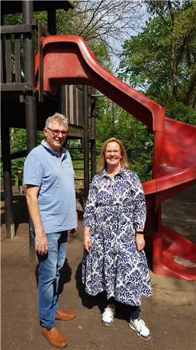 Der Mülheim-Kärlicher Stadtbeigeordnete Bernd Bruckner gemeinsam mit Stadtbürgermeisterkandidatin Silke Billker am Spielplatz Hoorweiher. Foto: privat