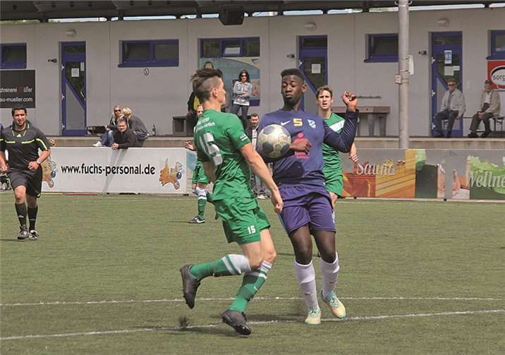 Der Mülheimer Jan Bastian Kosche (grünes Trikot) traf in der zweiten Hälfte gleich viermal. TH