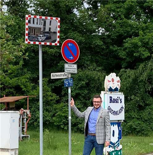 Der Mülhofener Sozialdemokrat Dominik Pretz an dem neu angebrachten Verkehrsspiegel in der Hüttenstraße, der für mehr Übersicht im Verkehr sorgen soll.Quelle: Bendorfer SPD-Ratsfraktion