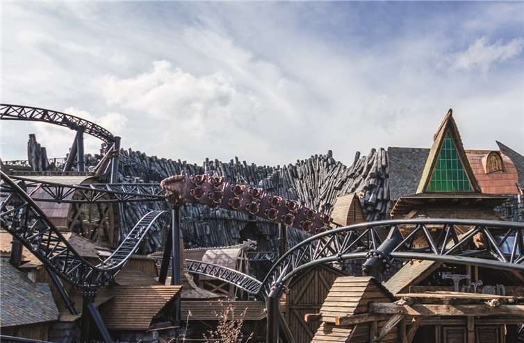 Der Multi-Launch-Coaster TARON rast mit Highspeed durch die Felsenlandschaft. Phantasialand/Robert Fuelling