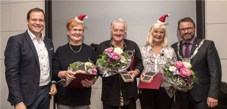 Der Mundartabend wurde zum besonderen Ereignis für Inge Dietz (2. von links) sowie Albert und Doris Mohr (3. & 4. von links). Foto: Fotostudio Heinz Israel
