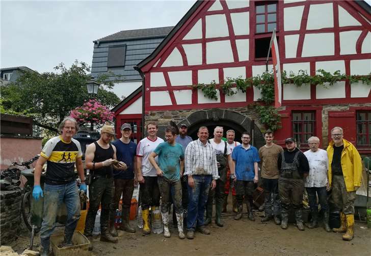 Ein Licht in der Düsternis Der Museumsleiter Werner Kathe (links) und Chronist Matthias Becker (rechts) mit den Freiwilligen Helfern vor dem Haus der Schützen.Fotos: privat