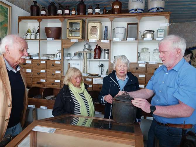 Der Museumsleiter erläutert die Funktion eines frühen Schnellkochtopfs: Josef Erhardt mit Besuchern am Internationalen Museumstag. Fotos:HG