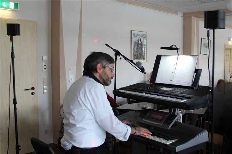 „Der Musikant Peter Speich sorgt bei der Breisiger TanZZeiT am 27.Mai 2026 wieder für die passende Tanzmusik im St.Josef Haus in Bad Breisig.“   